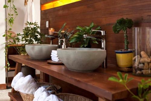 dos lavabos en una mesa de madera con plantas en Kampot Trip 