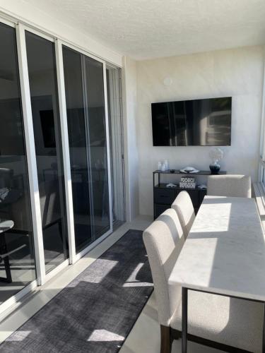 TV a/nebo společenská místnost v ubytování Siesta Key Beach Condo