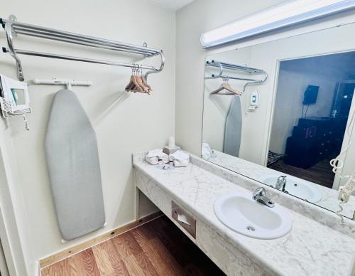 A bathroom at Mountain Home Inn