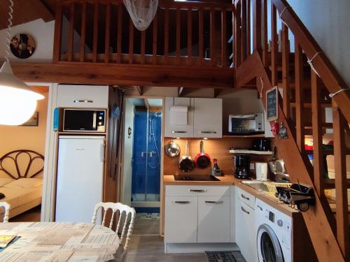 une petite cuisine avec un escalier dans une maison dans l'établissement Appartement près de la plage, balcon et parking gratuit - FR-1-778-2, à Dolus-d'Oléron