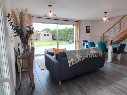 Photo de la galerie de l'établissement Maison neuve près de plages et sentiers, calme, terrasse, jardin, 3 chambres, jusqu’à 5 personnes - FR-1-778-1, à Grand-Village-Plage