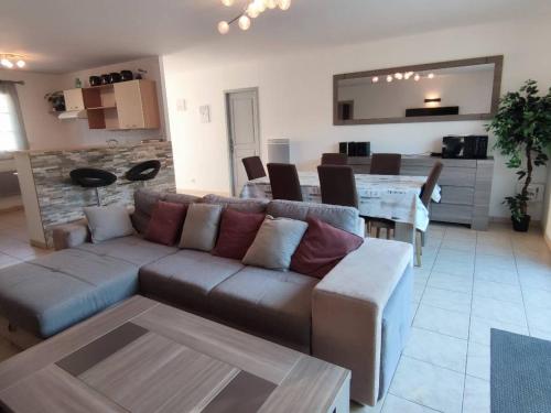 un salon avec un canapé et une table dans l'établissement Maison moderne avec jardin, proche du centre et plages - 3 chambres – Île d'Oléron - FR-1-778-5, à Dolus-d'Oléron