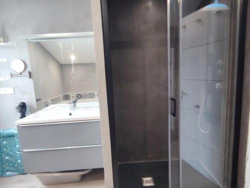 Photo de la galerie de l'établissement Maison neuve près de plages et sentiers, calme, terrasse, jardin, 3 chambres, jusqu’à 5 personnes - FR-1-778-1, à Grand-Village-Plage