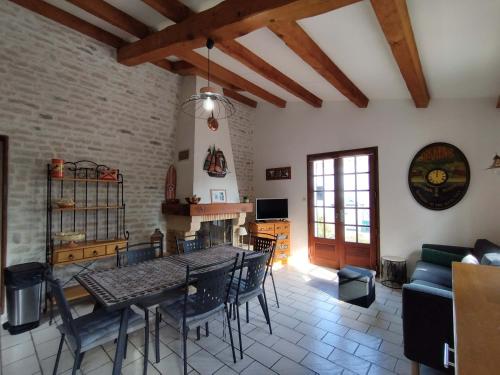un salon avec une table et des chaises dans l'établissement Maison à Saint Denis d'Oléron, proche plage et commerces, grand jardin et terrasse, 6 pers. - FR-1-778-7, à Saint-Denis-dʼOléron