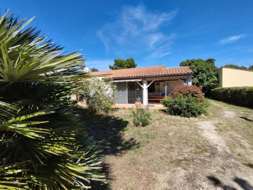 Maison lumineuse proche plage avec jardin, véranda et stationnement - FR-1-778-13