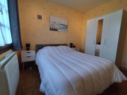 - une chambre avec un grand lit et une couverture blanche dans l'établissement Maison à Saint Denis d'Oléron, proche plage et commerces, grand jardin et terrasse, 6 pers. - FR-1-778-7, à Saint-Denis-dʼOléron