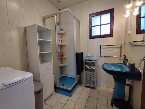 une salle de bain avec un lavabo, une douche et des toilettes dans l'établissement Maison à Saint Denis d'Oléron, proche plage et commerces, grand jardin et terrasse, 6 pers. - FR-1-778-7, à Saint-Denis-dʼOléron