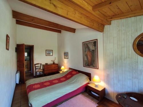 une chambre avec un lit, une table et des chaises dans l'établissement Maison lumineuse proche plage avec jardin, véranda et stationnement - FR-1-778-13, à Saint-Georges-dʼOléron