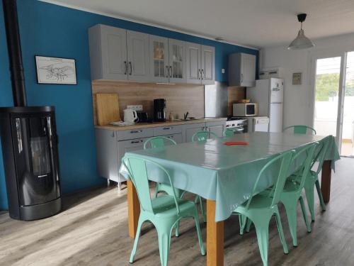 - une cuisine avec une table et des chaises vertes dans l'établissement Grande Maison Familiale à 300m Plage, Jardin, et Véranda - Saint-Georges-d'Oléron - FR-1-778-15, à Saint-Georges-dʼOléron