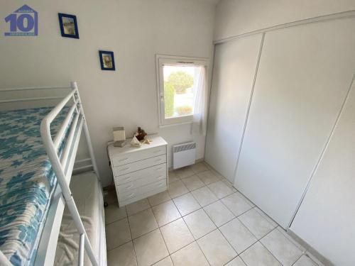 - une chambre avec un lit, une commode et une fenêtre dans l'établissement Maison Valras-Plage, 2 pièces, 5 personnes - FR-1-781-5, à Valras-Plage