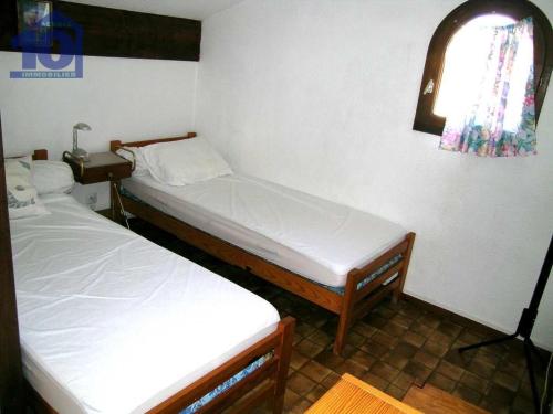 2 camas individuais num quarto com uma janela em Appartement Valras-Plage, 3 pièces, 4 personnes - FR-1-781-12 em Valras-Plage