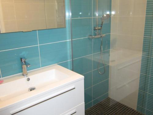 uma casa de banho com um lavatório e um chuveiro em Maison Valras-Plage, 3 pièces, 6 personnes - FR-1-781-22 em Valras-Plage