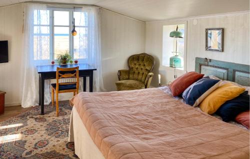 3 Bedroom Stunning Home In Degerhamn في Degerhamn: غرفة نوم بسرير كبير ومكتب