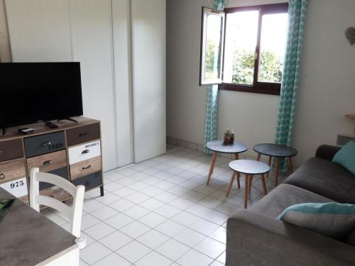 Photo de la galerie de l'établissement Charmante Maison Proche Plage avec Jardin Privé et Stationnement, au Cœur de La Tranche-sur-Mer - FR-1-194-279, à La Tranche-sur-Mer