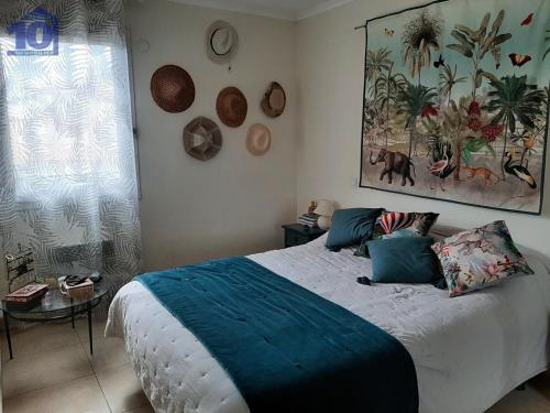 um quarto com uma cama com um cobertor azul em Maison Valras-Plage, 3 pièces, 5 personnes - FR-1-781-29 em Valras-Plage