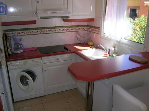 uma cozinha com um lavatório e uma máquina de lavar roupa em Maison Valras-Plage, 3 pièces, 5 personnes - FR-1-781-29 em Valras-Plage