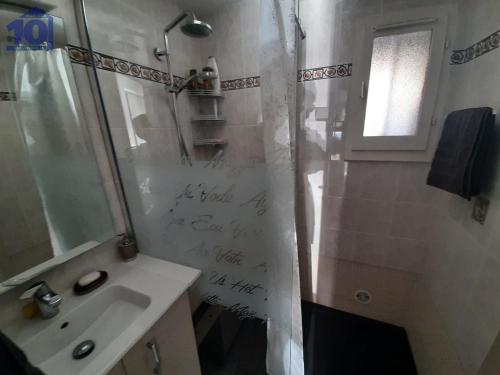La salle de bains est pourvue d'un rideau de douche et d'un lavabo. dans l'établissement Maison Valras-Plage, 3 pièces, 4 personnes - FR-1-781-30, à Valras-Plage