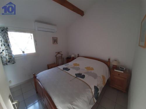 - une chambre avec un lit et une fenêtre dans l'établissement Maison Valras-Plage, 3 pièces, 4 personnes - FR-1-781-30, à Valras-Plage