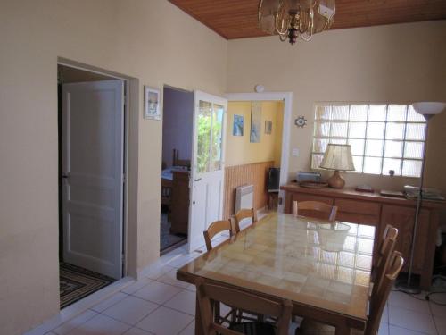 Photo de la galerie de l'établissement Maison cosy avec jardin, proche plage et commerces – La Faute-sur-Mer - FR-1-194-276, à La Faute-sur-Mer