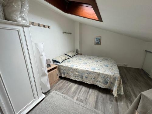 - une petite chambre avec un lit et une commode dans l'établissement Maison Valras-Plage, 3 pièces, 6 personnes - FR-1-781-31, à Valras-Plage