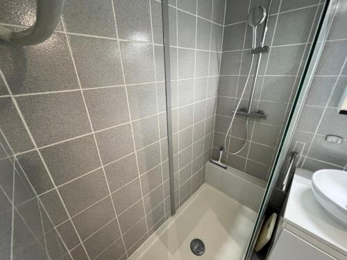 La salle de bains est pourvue d'une douche et d'un lavabo. dans l'établissement Maison Valras-Plage, 3 pièces, 6 personnes - FR-1-781-31, à Valras-Plage