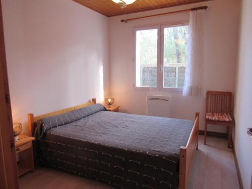 une chambre avec un lit et une fenêtre dans l'établissement Maison avec jardin clos, près de la mer et de la forêt, équipée pour famille et animaux admis - FR-1-194-281, à La Faute-sur-Mer