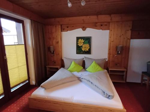 レンゲンフェルトにあるModern Apartment in Langenfeld near Ski Areaのベッドルーム(白いベッド、黄色い枕付)