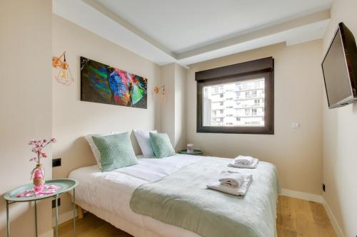 - une chambre avec un grand lit et une fenêtre dans l'établissement 185 Suite Five - Superb apartment in Paris, à Paris