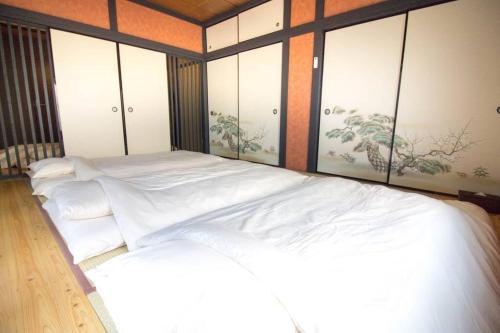 Un pat sau paturi într-o cameră la SAMURAI HOUSE Yokohama
