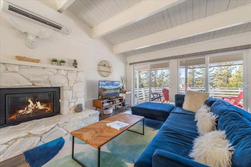Gallery image of Lake Views, Pet-Friendly Cabin with Hot-Tub in King's Beach in Kings Beach