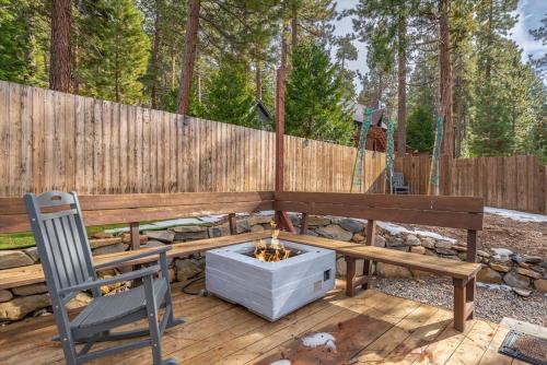 Gallery image of Lake Views, Pet-Friendly Cabin with Hot-Tub in King's Beach in Kings Beach