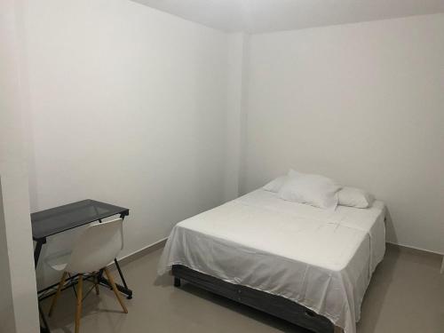 Un pat sau paturi într-o cameră la HOTEL IBIZA