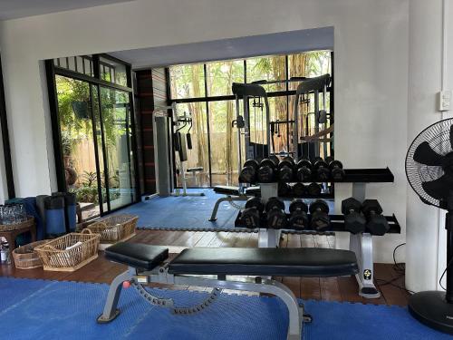 Fitness centrum a/nebo fitness zařízení v ubytování Navatara Phuket Resort