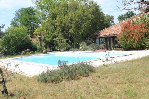 Villa de 3 chambres avec piscine partagee terrasse et wifi a Pontonx sur l'Adour في Pontonx-sur-lʼAdour: مسبح امام بيت