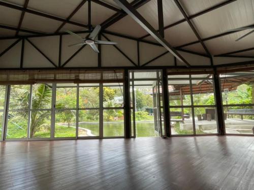 an empty room with a ceiling fan and a wooden floor at AZJA@BROGA in Mantin