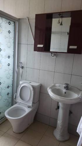 ein Bad mit einem WC und einem Waschbecken in der Unterkunft Cozy Homes Shared 1 in Kigali