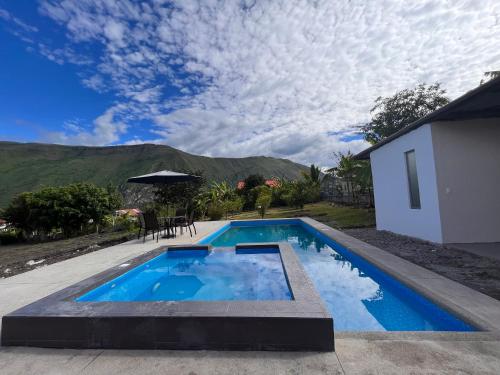 einen Pool in einem Hof mit einem Haus in der Unterkunft Estancia Esperanza Quinta Vacacional 