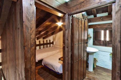 een kleine kamer met een bed en een wastafel bij 6 bedrooms house with shared pool jacuzzi and wifi at Montefrio in Montefrío