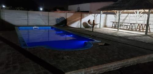 - une piscine éclairée en bleu la nuit dans l'établissement El nogal, à Saladillo