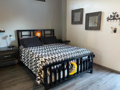 ein Schlafzimmer mit einem Bett mit einer Gepard-Decke in der Unterkunft Suitecasita #1 in Loreto