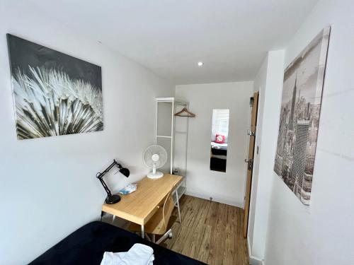 a small room with a desk and a bed at Kamilla's Rooms London Zone-1 in London