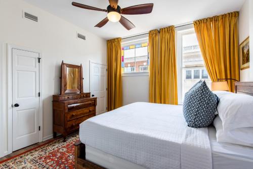 Schlafzimmer mit einem Bett und einem Deckenventilator in der Unterkunft The Woodford Hotel in Versailles