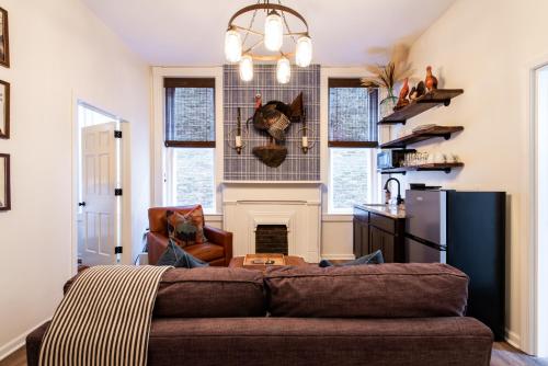 ein Wohnzimmer mit einem Sofa und einem Kamin in der Unterkunft The Woodford Hotel in Versailles