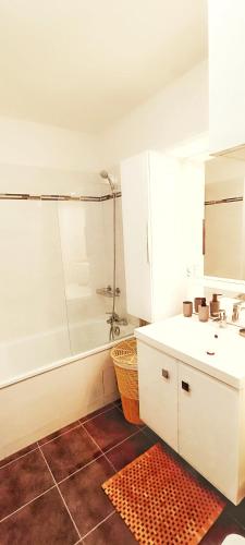 a bathroom with a tub and a sink and a shower at Pour 4 personnes entre Paris et Disneyland. in Pontault-Combault