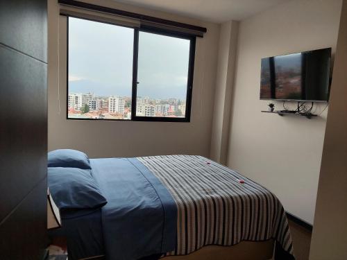 - une chambre avec un lit et une fenêtre dans l'établissement Lujoso y Moderno Departamento Stadium, à Cochabamba