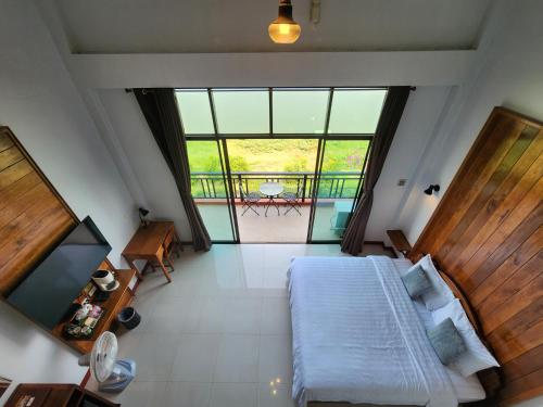 an overhead view of a bedroom with a bed and a balcony at Suksomboonhotel in Loei