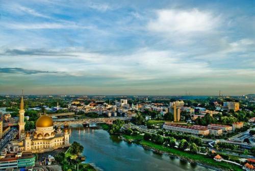 vistas a una ciudad con un río y una mezquita en Klang Prima Bayu Cozy 4-Room Retreat en Klang