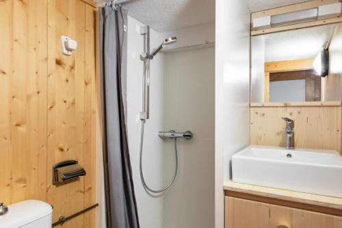 a bathroom with a shower and a sink at Résidences quartier Charmettoger - maeva Home - Appartement duplex 3 pièces 6 in Arc 1800