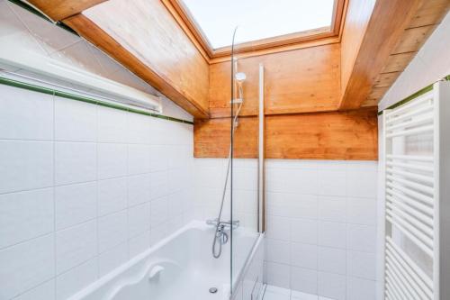 La salle de bains est pourvue d'une douche et d'une baignoire. dans l'établissement Résidence Le Roselend - maeva Home - Appartement 3 Pièces 6 Personnes - Sélection MAE-0980, à Bourg-Saint-Maurice