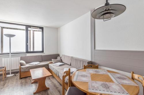 un salon avec une table et un canapé dans l'établissement Résidence Les Alpages - maeva Home - 2 Pièces 4 Personnes Sélection MAE-0996, à Morzine